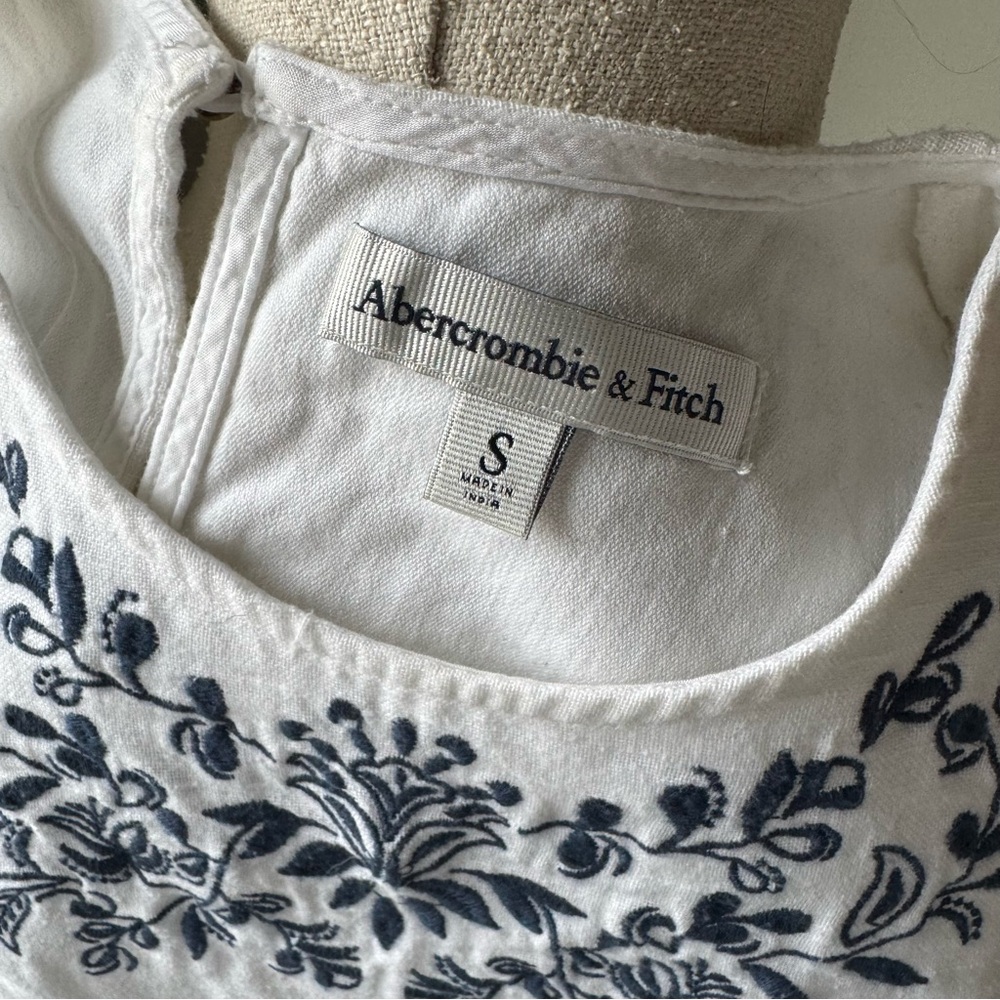 A&F Embroidered White Shell Top - Picture 5 of 5